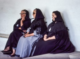 Els diumenges al matí, les dones empolainades es reunien als porxos de les esglésies abans d'anar a la missa.