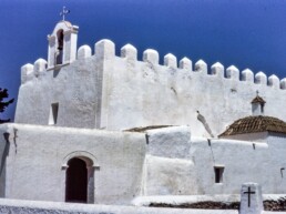 Sant Jordi de Ses Salines, església fortalesa, s.XVI murs gruixuts en talús i merlets.