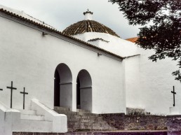 Sant Joan de Labritja té un aspecte diferent a la resta. A la porta principal hi ha el porxo amb dos arcs.
