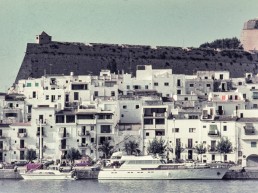 El tranquil port d'Eivissa on destaca la fortalesa construïda fa segles per protegir-la dels pirates.