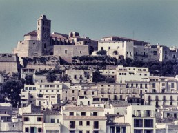 Les cases blanques s'enfilen vorejant el turó d'on sobresurt a la part superior la Catedral d'Eivissa