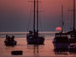 La barca lloc de privilegi per gaudir de la posta de sol