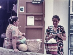 Dones descansant a la pujada de Dalt la Vila després de fer les compres al mercat.