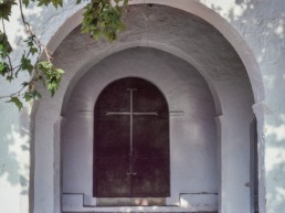 Porta d'entrada església de Sant Carles de Peralta