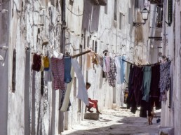 Caminar per Dalt la Vila comporta a vegades anar sortejant la roba estesa que ocupa bona part dels estrets carrers