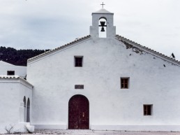 Església de Sant Vicenç de sa Cala del 1835, edifici modest amb porxo lateral