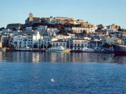 Vista del Port d'Eivissa sempre tranquil al caure la tarda.