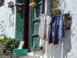 Els habitants de Dalt la Vila aprofiten per fer la bugada i estendre la roba al sol.