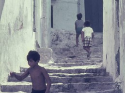 Nens jugant a les escales dels carrerons