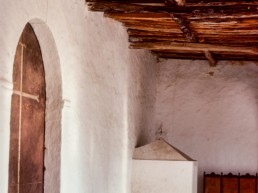 Porxo de l'església de Sant Carles amb el sostre de troncs de sabines.