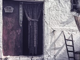 Els habitatges de Dalt la Vila són força precaris en una època on les portes no es tancaven.