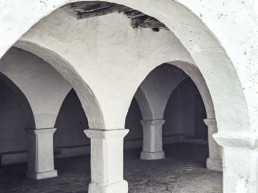 Santa Eulàlia porxo amb travessers de fusta i arcades damunt de gruixudes columnes