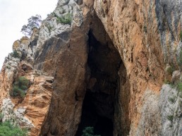 Cova de la Palomera al congost de Mont-rebei