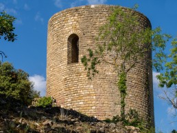 Torre circular dels.XI de l'antic castell de Cas amb la porta a 6 metres d'alçada.