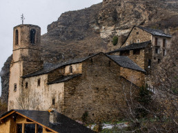 Església de Sant Bartomeu de Burg dels segles XI-XII i campanar vuitavat
