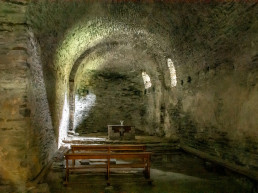 Senzillesa a l'interior de Santa María de la Torre amb l'absis semicircular