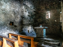 Interior molt sobri de l'església preromànica de Sant Feliu