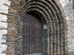 Porta de Sant Feliu amb frisos d'arcuacions cegues