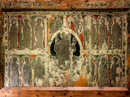 Frontal d'altar al centre Crist en majestat i al voltant els apòstols, original al MNAC.