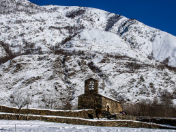 Santa Eulàlia de Can Serra envoltada d'altes muntanyes a l'hivern