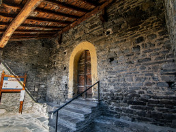 Porxo i porta d'entrada de Sant Pere d'Esterri de Cardós