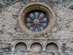 Rosetó de la façana de Santa María envoltat d'elements decoratius
