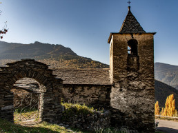 Santa María de Ginestarre, porta d'accés al cementiri i Campanar.