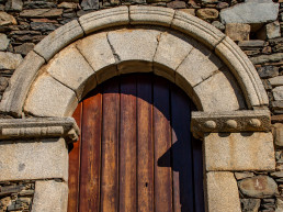 Porta d'entrada de Santa Eulàlia de mig punt amb dovelles de pedra