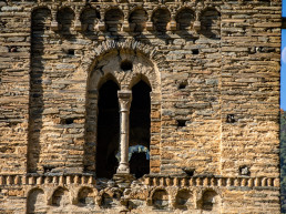 Torre de Santa María, finestra geminada partida per una columna