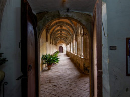 Entrada al claustre des del monestir