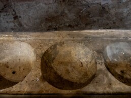 Piques del s.XV d'una peça, pedra de Girona